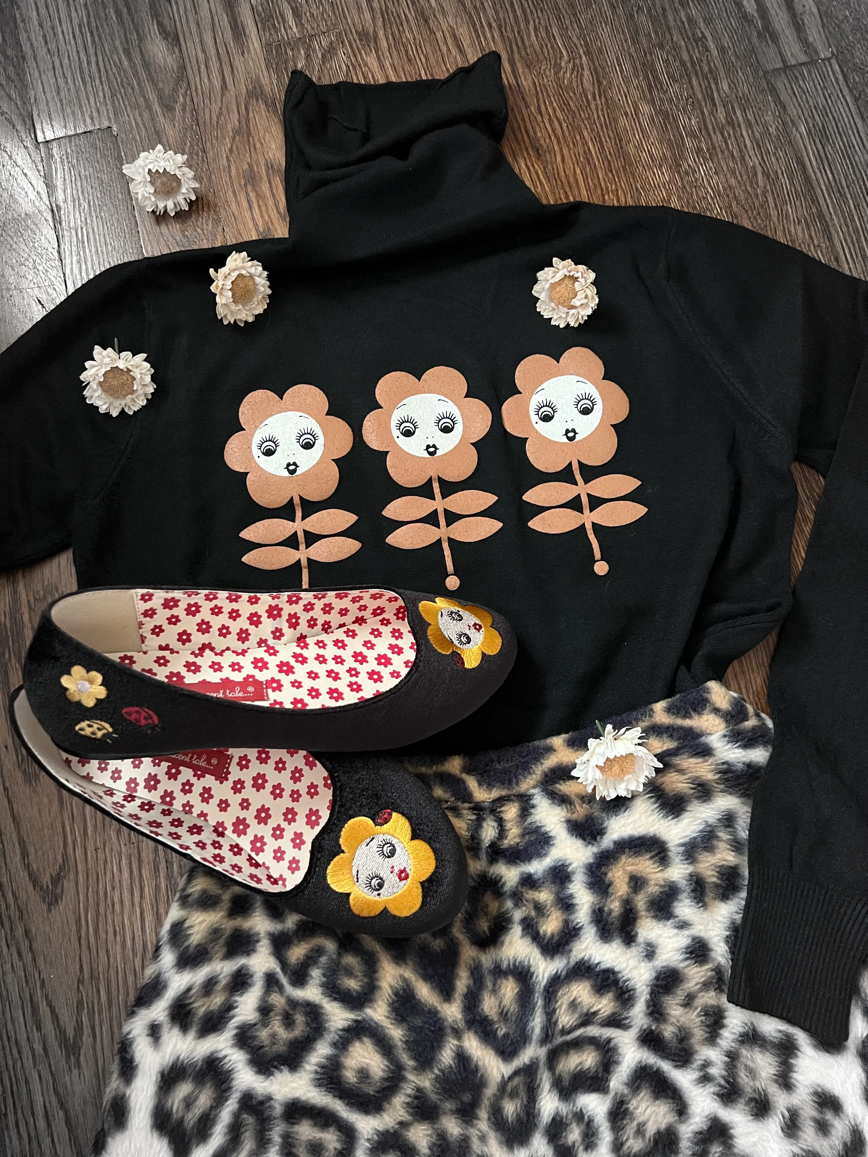 DOLL FACE FLOWERS TURTLENECK SWEATER *BLACK