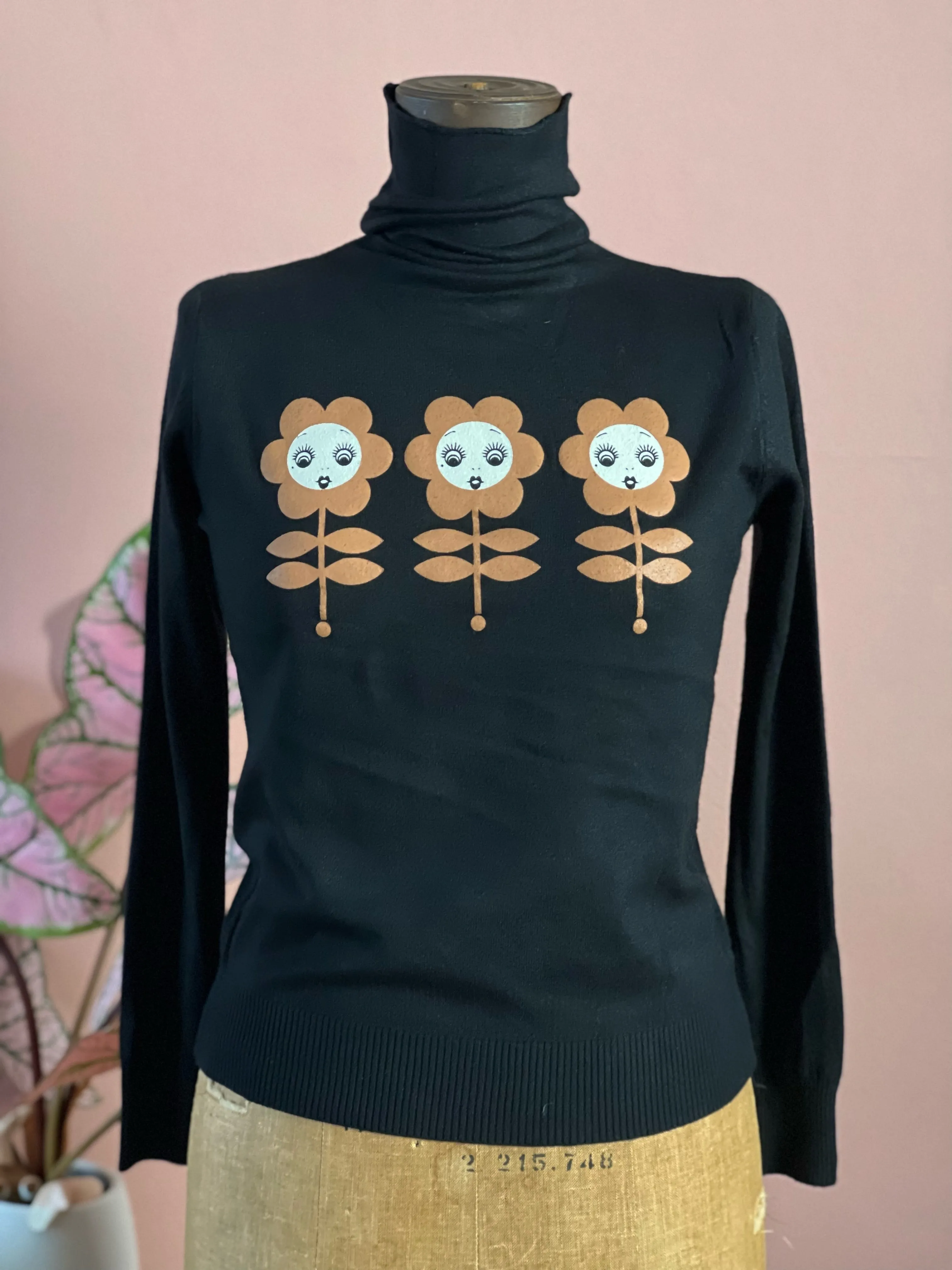 DOLL FACE FLOWERS TURTLENECK SWEATER *BLACK