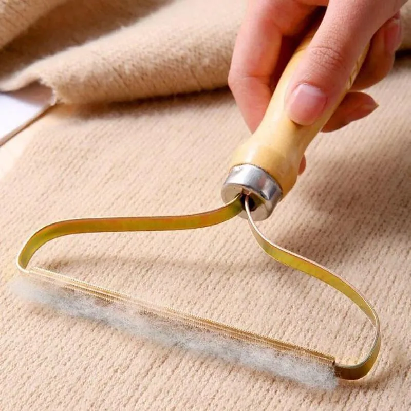 Portable clothes fluff brush